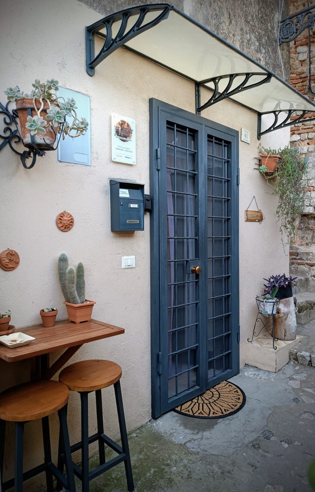L'antico ingresso in pietra