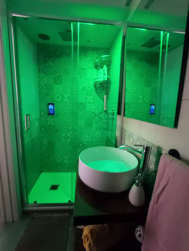 Bagno moderno con doccia a cromoterapia