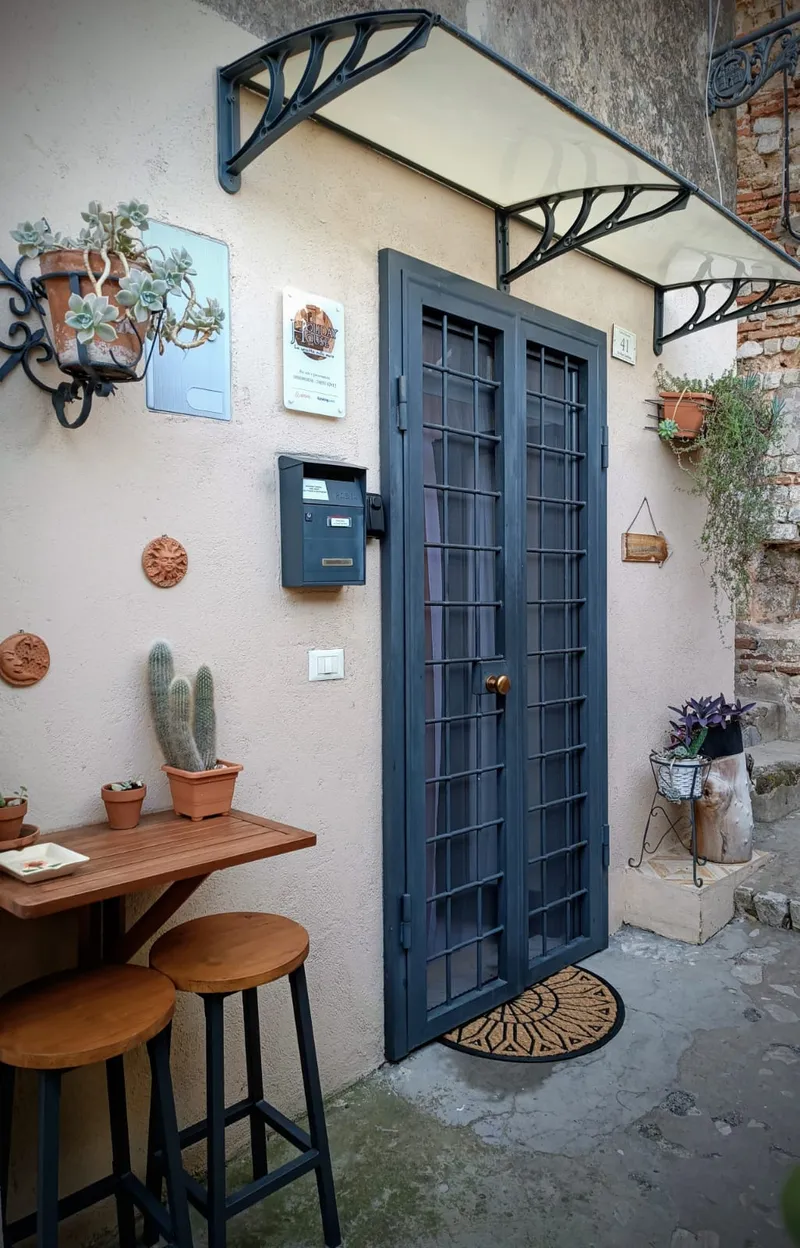 L'antico ingresso in pietra