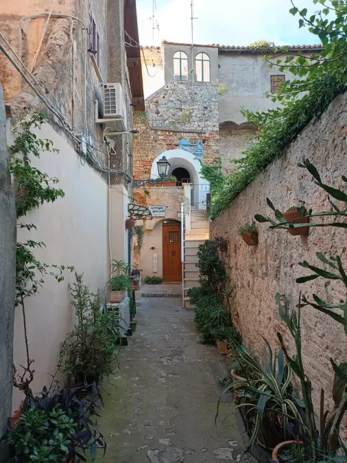 Scorcio sul vicolo storico del centro